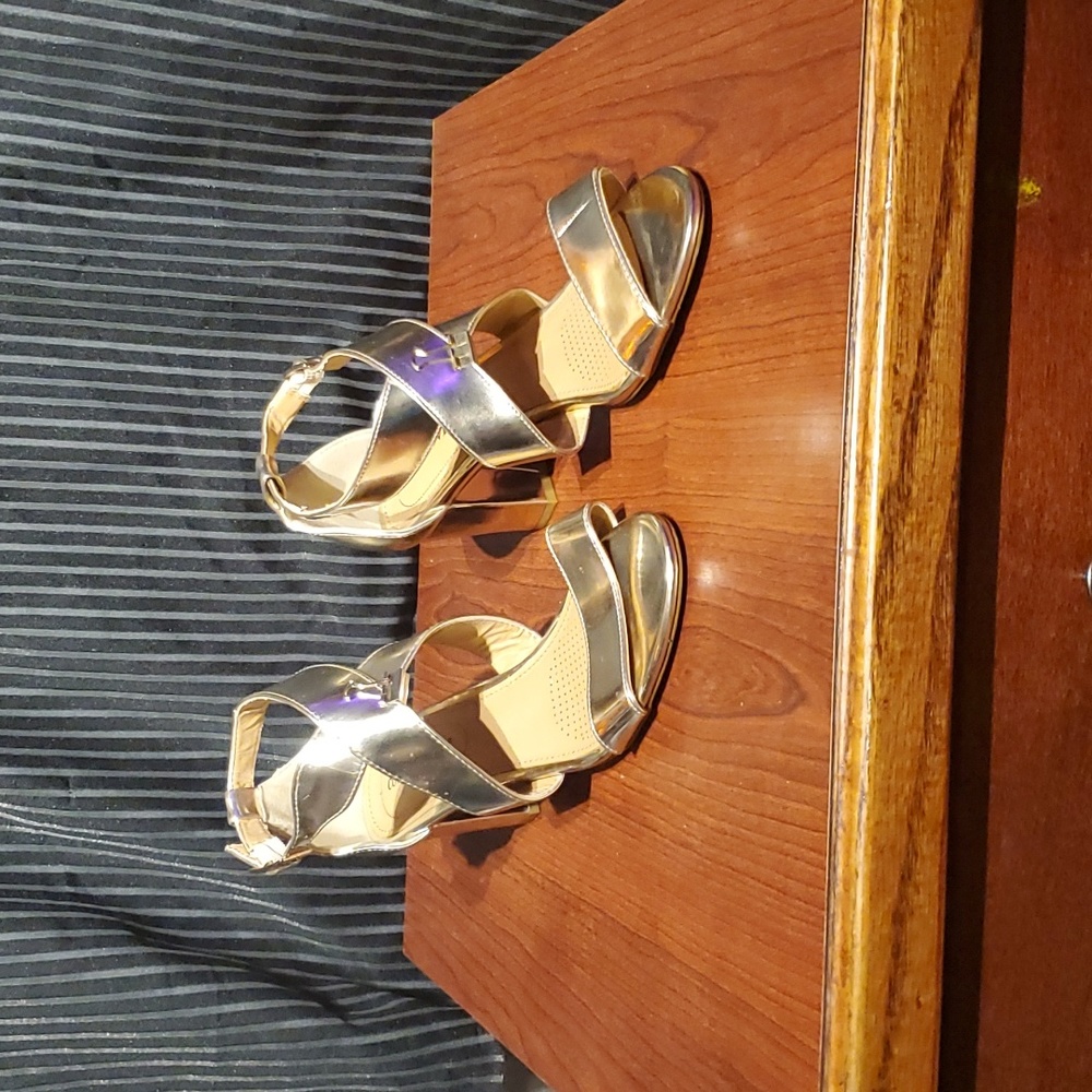 NWT Confortview shiny silver heels 👠